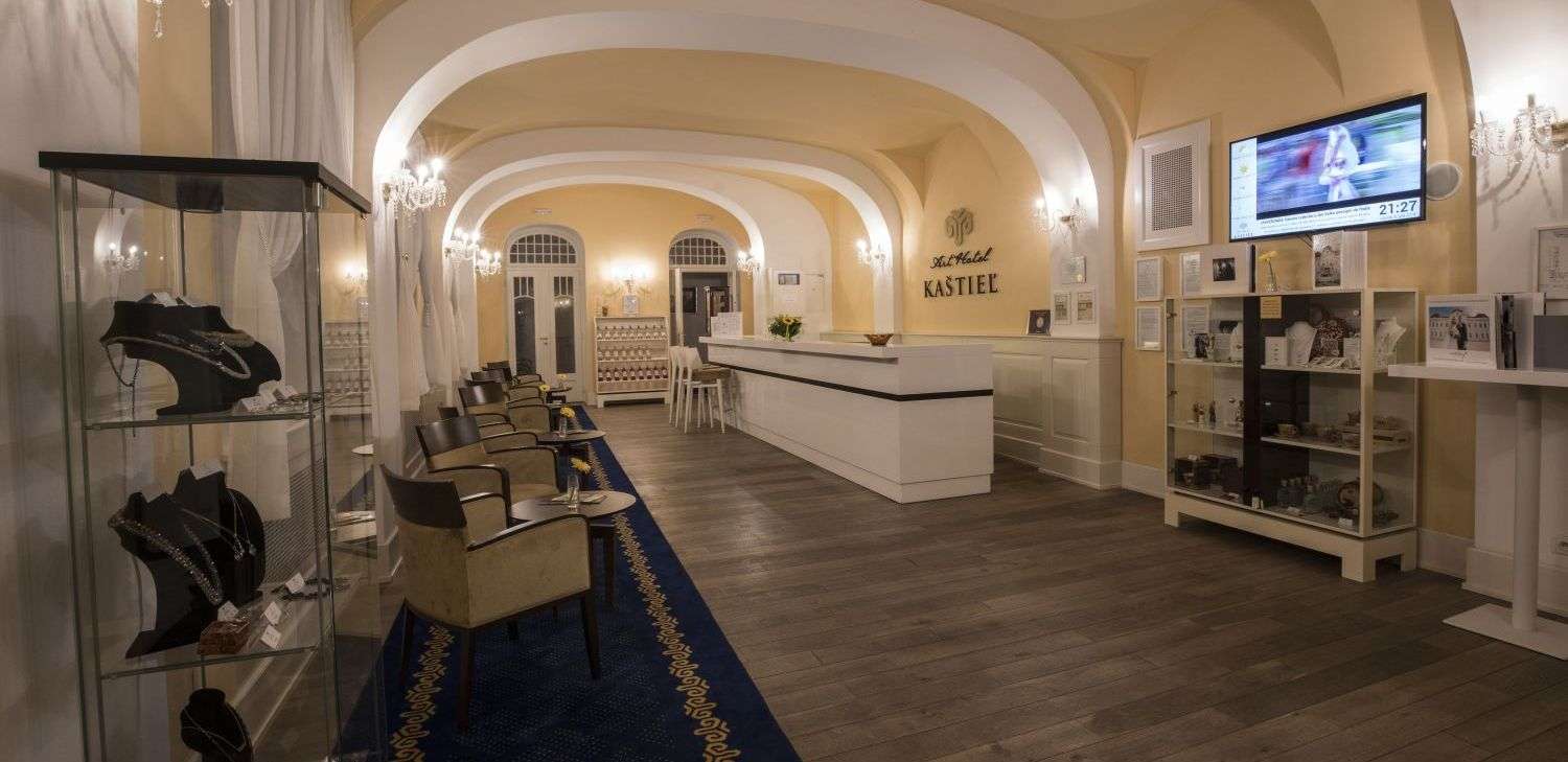 Reception area with the TV on the right side